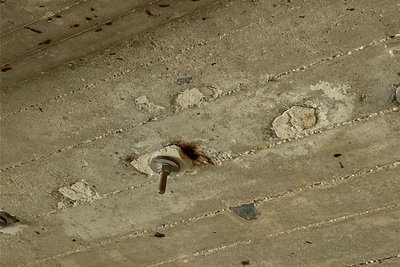 Dass die Brücke in Hohentanne Schäden aufweist, können auch Laien sehen.