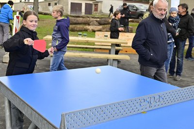 Zwei Outdoor-Tischtennisplatten gehören zum Jugendpark.