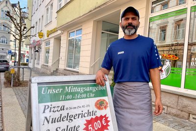 Khuram Shujaat vor seinem Bistro „Ali Döner“ am Johannisplatz in Limbach-Oberfrohna.