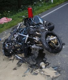 Beim Zusammenstoß eines Toyota und dieses Motorrads wurden vier Menschen verletzt.
