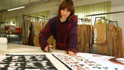 Sylvia Weber ist neu an Bord der Sara Linke GmbH und kümmert sich um Schnitte und künstlerische Auftragsdesigns. 