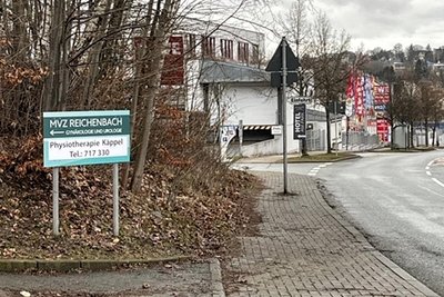 So sollte der provisorische Hinweis auf die im ehemaligen Krankenhaus eröffnete Physiotherapie aussehen.