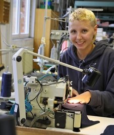 Lena Nicolai lernt Textil- und Modenäherin im Betrieb.