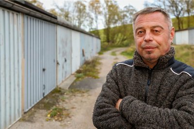 Steffen Reichelt vorm Garagenkomplex im Schwarzwinkel in Schönheide. Er und die anderen Besitzer fühlen sich verunsichert, was die Zukunft der Unterstellmöglichkeiten betrifft. 