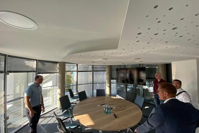 Runde Besprechungszimmer für die Stadler-Mitarbeiter prägen auch die äußere Form des Gebäudes.