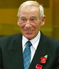 2004 erhielt Bert Trautmann den Ehrentitel "Officer of the British Empire". 