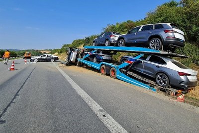 Die Zugmaschine eines Autotransporters war umgekippt.