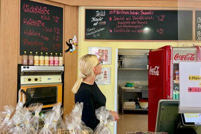 Claudia Richter blickt auf die Preise im Back & Snack-Eck.
