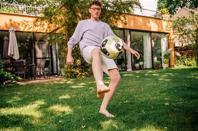 Heute Garten-, morgen Mannschaftstraining: Wer Hüfte, Rumpf und Beine stabilisiert, senkt das Risiko für typische Fußball-Knieverletzungen.
