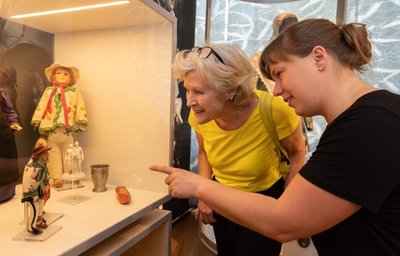 Beim offiziellen Pressetermin vor der Eröffnung wurde in der Manufaktur viel Niederländisch gesprochen. An der Schau sind unter anderem Elke Tetterode Ravestein (l.) und Marije Hectors beteiligt. 