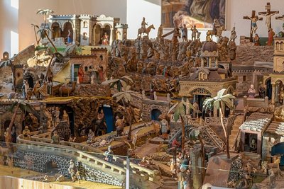 Den Weihnachts- oder Krippenberg im orientalischen Stil schuf Louis Bley in den Jahren 1904 bis 1914. Daauf sind viele Szenen der biblischen Weihnachtsgeschichte kunstfertig geschnitzt und teils beweglich gestaltet festgehalten.