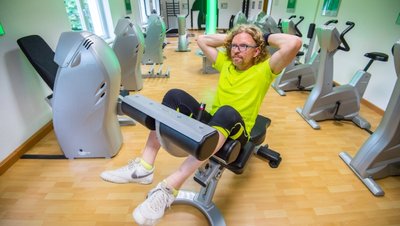 Torsten Georgi arbeitet als Produktmanager bei Elektrowerkzeuge Eibenstock. Er nutzt das neue Fitnessstudio einmal in der Woche: "Ich finde es super, dass ich hier an meiner Arbeitsstelle trainieren kann." So spare er Zeit und Geld und schone den eigenen Geldbeutel, "weil wir das Fitnessstudio kosten nutzen dürfen." 