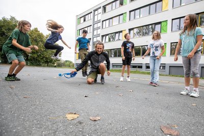 Nicht geht über Bewegung: Sportlehrer André Auerswald (Mitte) und seine Schüler machen’s vor.