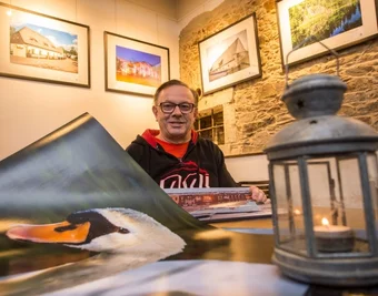 Frank Helmert bei der Auswahl der Fotos für die Ausstellung im Olbernhauer Rittergut. 
