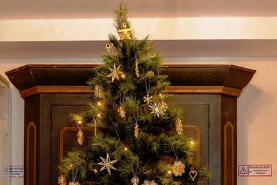 Könnten Besucher kommen, würden sie von einem mit Strohsternen geschmückten Baum begrüßt.
