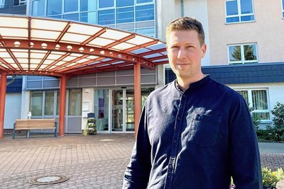 Tobias Peplinski ist Pfleger aus Leidenschaft. Er betreut Senioren im Pflegeheim der Diakonie auf dem Zeller Berg in Aue und ist am 15. Mai Gast bei der Podiumsdiskussion zum Thema Pflege. 