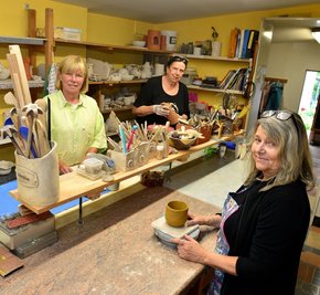 Im Müllerhof in Mittweida wird wieder getöpfert. Zum Kurs von Kornelia Junghanns (r.) gehören auch Christine Lindner und Erika Eigner (v. l.). 