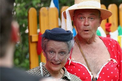 Anna Silke Röder als Frau Muhme und Andreas Unglaub als Madame Schauer in dem Stück "Das Jahrmarktsfest zu Plundersweilern". 