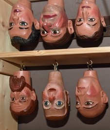 Lauter Holzköppe: Das Marionettentheater nutzt zwölf Männer- und zehn Frauenkörper.