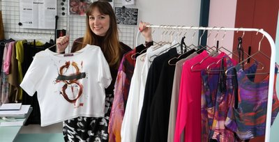 Sara Linke zeigt Teile ihrer eigenen Kollektion. Designs, Farben und Muster stammen vom Schweizer Künstler Beat Toniolo. Die Begegnung erfolgte zufällig, entpuppte sich aber als äußerst fruchtbar für die junge Geschäftsführerin und Modedesignerin.