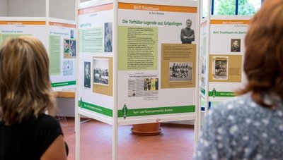 Bis zum 19. August ist in der Galerie "Am alten Gaswerk" der Olbernhauer Stadtwerke die Ausstellung zur deutsch-britischen Torwart-Legende zu sehen. 