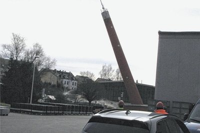 Innerhalb von Sekunden neigt sich der Schlot und landet exakt im vorbereiteten Fallbett. 