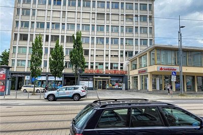 Die Apotheke befindet sich in einem Ärztehaus an der Carolastraße. Bald schließt sie.