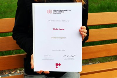 Ihre Urkunde für den Sieg im Bundeswettbewerb hat Melia Haase in Köln erhalten.