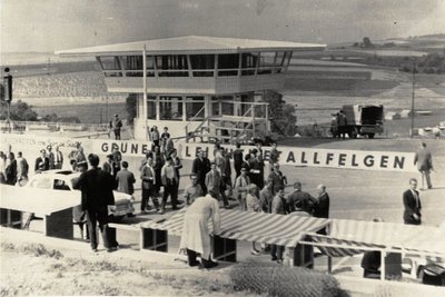 Der Sachsenring 1960 kurz vor der WM mit dem neuen Start-und-Ziel-Turm.