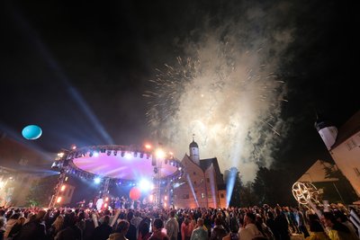 Feuerwerk wird im Innenhof von Schloss Klaffenbach gezündet. Wegen eines heftigen Gewitters musste die MDR-Open-Air-Show «Die Schlager des Sommers» für einige Zeit unterbrochen werden. Die Ausstrahlung im MDR-Fernsehen ist für den 10. August geplant. 