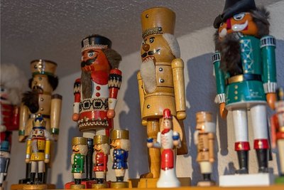 In einer Weihnachtsausstellung darf traditionelle Holzkunst wie Nussknacker und Räuchermann natürlich nicht fehlen.