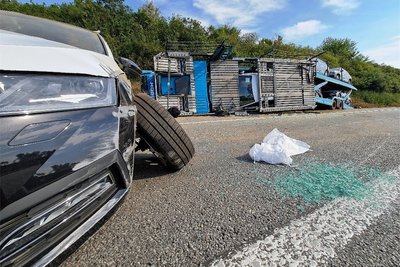 Mehrere Neufahrzeuge stürzten vom Transporter.