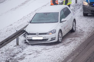 In der Auffahrt zur A4 bei Hainichen kam der Fahrer eines VW ins Schleudern und landete in der Leitplanke. Der Fahrer blieb unverletzt.