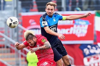 Da war noch alles gut: Toni Wachsmuth (re.) setzt sich gegen Dominic Baumann durch.