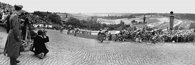 Das Fahrerfeld während des Weltmeisterschaftsrennens in der Queckenbergkurve. Einige Abschnitte des Sachsenrings waren damals noch gepflastert. 