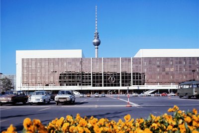 Der Palast der Republik, wie er zu DDR-Zeiten Ostberlin prägte. Im Hintergrund der Fernsehturm.