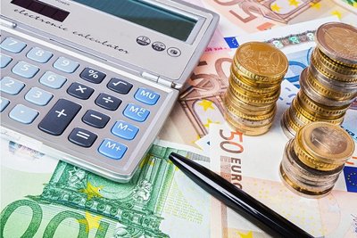 Es geht um viel Geld: Für den Haushalt 2023 droht der Stadt ein Minus in Millionenhöhe.