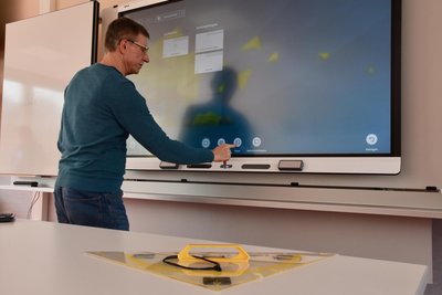 Schulleiter Andreas Böhm an einer interaktiven Tafel.