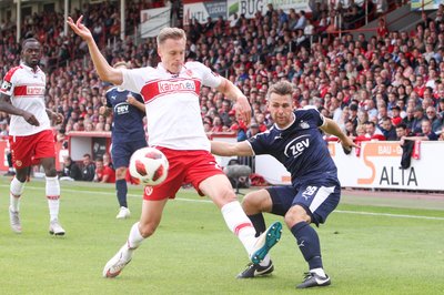 Der Cottbuser Lars Bender (links) und FSV-Spieler Nils Miatke (rechts) kämpfen um den Ball.