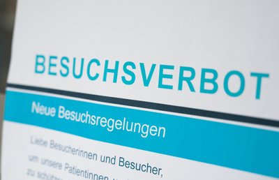 Am Auer Krankenhaus gilt seit Montag ein vorläufiger Besucherstopp, den ein Sicherheitsdienst kontrolliert. Als einen Grund für diesen Schritt nennt das Klinikum die Missachtung von Corona-Regeln durch Besucher. 