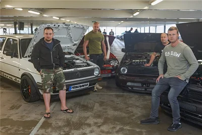 Ihre vier VW Golf haben gemeinsam fast 5000 PS unter der Haube: Die Bastler Mateusz Czajkowski, Mitveranstalter Steve Gregorius, Denny Wimmer und Tobias Schneider (von links). 