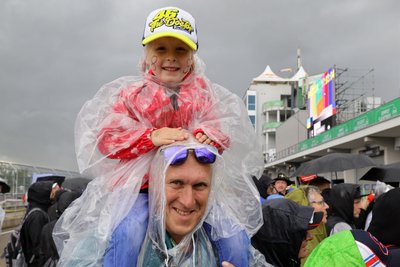 Gute Stimmung bei den Fans trotz Regenschauer.