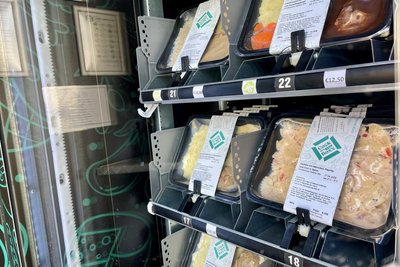 Abgepacktes aber frisches Essen bei Cook in the Boxx auf dem Markt in Limbach-Oberfrohna.