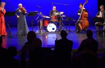 Harts und Neschome spielte im Theater Freiberg. 