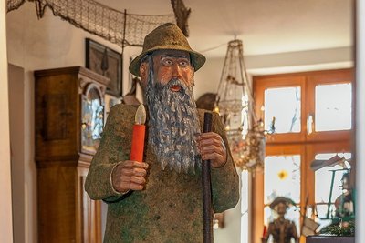 Der größte Moosmann im Museum ist ein Gemeinschaftswerk Falkensteiner Schnitzer aus den 1950ern.