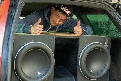 Arvid Pforte aus Thum: Wenn er seinen Kofferraum öffnet, kommt kein Gepäck zum Vorschein, sondern eine 7000-Watt-Lautsprecher-Anlage. Bildtexte Bild 2: Für passende Beats sorgte am Freitagabend DJ B-Mexx, Sebastian Jacob aus Annaberg (unten links). Bild 4: Zu den Hinguckern gehört der Rundstreckenrennwagen Audi RS3 LMS von L8-Night. Bild 3: Die Adorfer Tuning-Fans Jan Pohl (links) und Elias-Tyler Remde schauen sich die komplexe Motortechnik unter den Hauben genauer an.