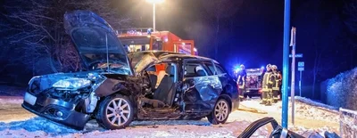 Der tödliche Unfall ereignete sich am 12. Dezember 2021 in Tannenberg. Das Gutachten ergab, dass der Fahrer innerorts mit Tempo 120 vor der Polizei flüchtete. Zudem hatte er Alkohol und Drogen im Blut. 