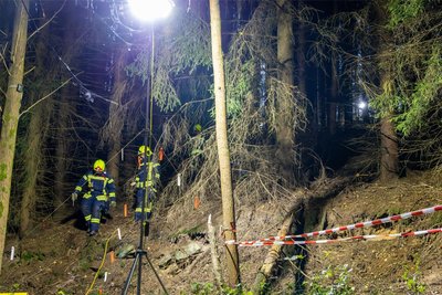 Um sich in dem dunklen Wald bewegen zu können, wurde die Einsatzstelle ausgeleuchtet.