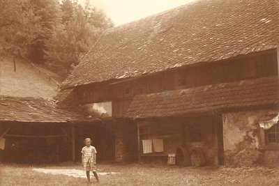 Das Gelände rund um die ehemalige Auerswalder Mühle steht im Mittelpunkt der Lichtinstallation, hier die Tochter vom letzten Eigentümer im Jahr 1927.