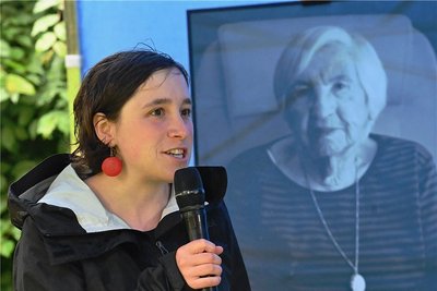 Geschichtslehrerin Anja Schüller forscht seit mehreren Jahren zum Konzentrationslager Sachsenburg bei Frankenberg. Vor einem Bild der am Wochenende verstorbenen Auschwitzüberlebenden Esther Bejarano berichtete sie im Park der Opfer des Faschismus von ihrer Arbeit. 